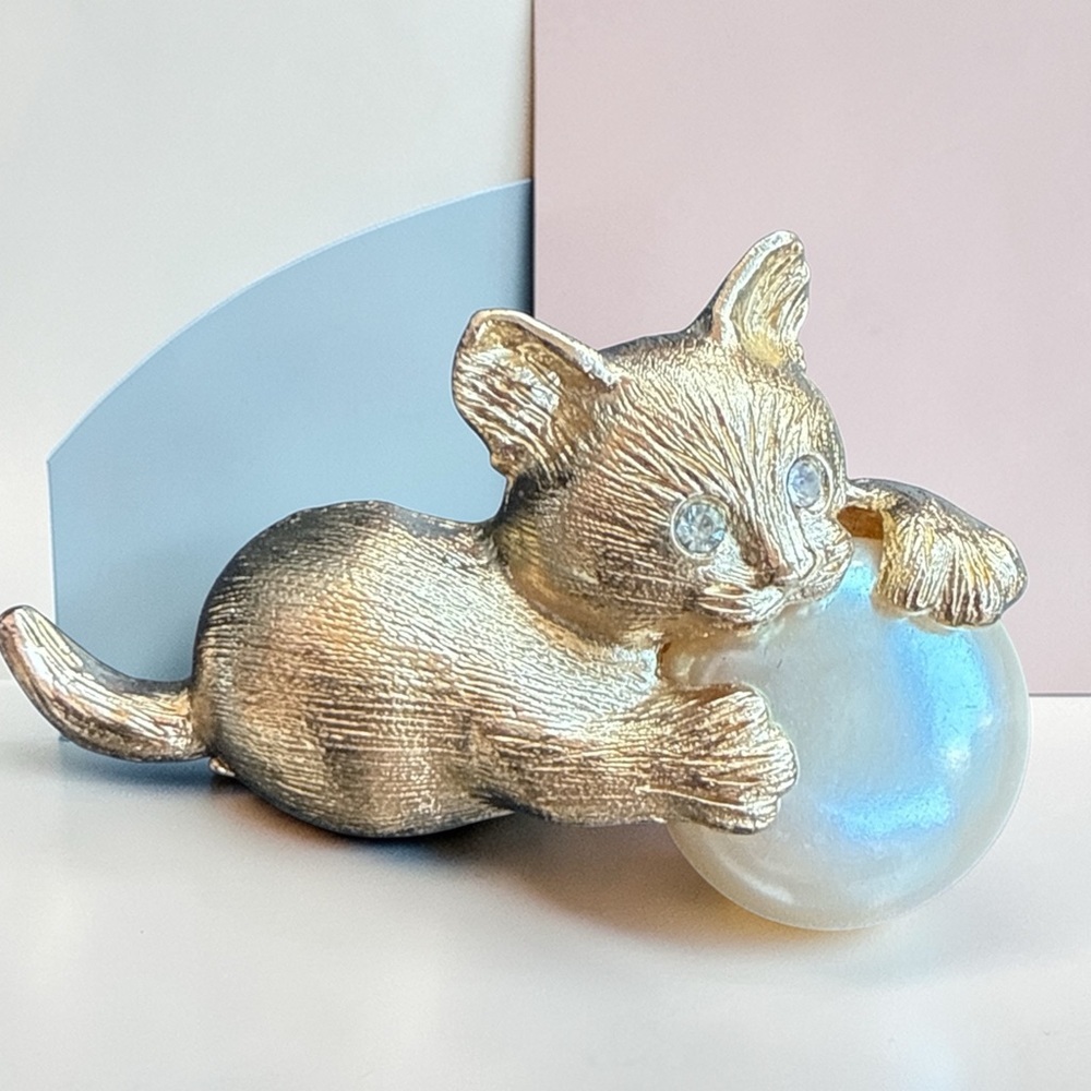 Vintage Richelieu Gold Tone Cat Brooch Holding Faux Pearl |Signed Designer Pin - Picture 5 of 6